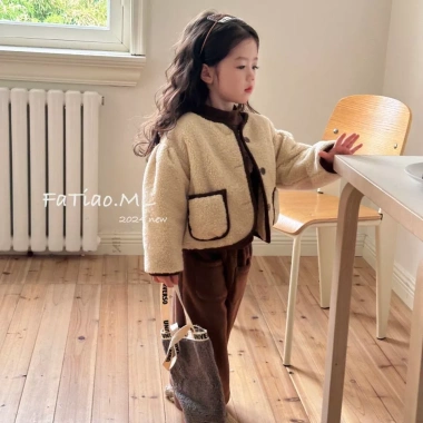 Áo khoác bé gái mùa đông 2.025 màu cà phê, tai gấu, lớp lót lông cừu 327k giảm giá 5 Áo khoác bé gái mùa đông 2.025 màu cà phê, tai gấu, lớp lót lông cừu 327k giảm giá 5