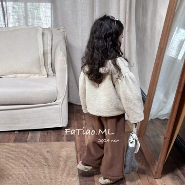 Áo khoác bé gái mùa đông 2.025 màu cà phê, tai gấu, lớp lót lông cừu 327k giảm giá 6 Áo khoác bé gái mùa đông 2.025 màu cà phê, tai gấu, lớp lót lông cừu 327k giảm giá 6