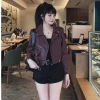 Áo khoác da croptop vest cổ, kèm đai 2 màu đỏ-đen – HV, giảm giá còn 289.998₫ 10