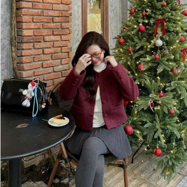 Áo khoác dạ Tweed bông xù cúc bọc vải túi ngang SURAN TWEED đỏ burgundy tết Noel 4 Áo khoác dạ Tweed bông xù cúc bọc vải túi ngang SURAN TWEED đỏ burgundy tết Noel 4