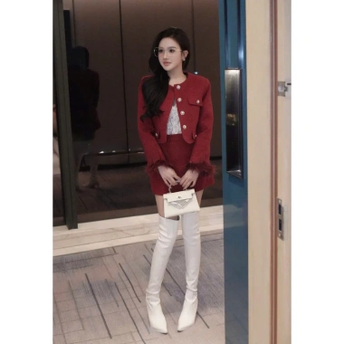 Áo khoác dạ tweed nữ dáng ngắn cổ tròn dài tay màu đỏ nhung kèm chân váy ôm ngắn, giá 479k