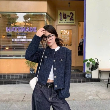 Áo khoác dạ tweed nữ navy ngắn croptop mùa thu đông Tết 2.024 Noiree MA344 249k 7 Áo khoác dạ tweed nữ navy ngắn croptop mùa thu đông Tết 2.024 Noiree MA344 249k 7
