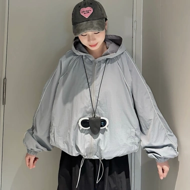 Áo khoác dù nữ form rộng có nón Jemcloset, vải xốp mịn, túi trong, chỉ 101.100₫
