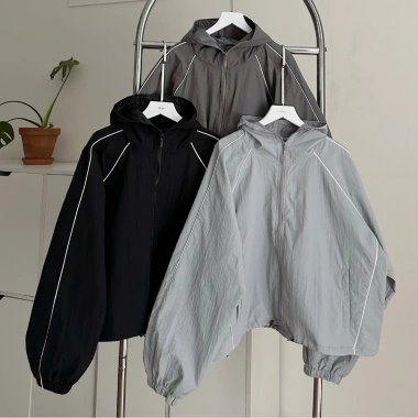 Áo khoác dù nữ form rộng có nón Jemcloset, vải xốp mịn, túi trong, chỉ 101.100₫