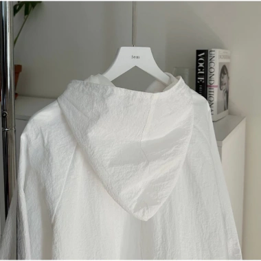 Áo khoác dù nữ form rộng có nón Jemcloset, vải xốp mịn, túi trong, chỉ 101.100₫