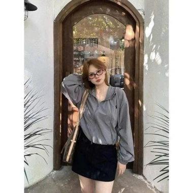 Áo Khoác Gió Nữ 2 Lớp Thêu Ngực - Kháng Nước, Chống UV, Dây Rút, Túi Khóa, Giá 97.500₫
