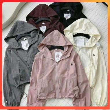Áo khoác gió nữ 2 lớp thêu ngực, vải nhăn cản gió, kháng nước, túi khóa - 98.000đ