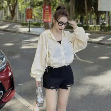Áo khoác gió nữ 2 lớp thêu ngực, vải nhăn cản gió, kháng nước, túi khóa - 98.000đ 9 Áo khoác gió nữ 2 lớp thêu ngực, vải nhăn cản gió, kháng nước, túi khóa - 98.000đ 9