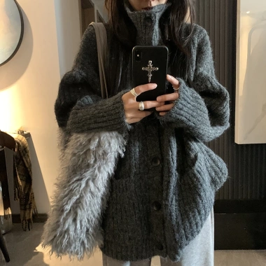 Áo khoác len cardigan cổ cao dệt kim mùa đông rộng hottrend Tết 2.026 giá 343k 4 Áo khoác len cardigan cổ cao dệt kim mùa đông rộng hottrend Tết 2.026 giá 343k 4