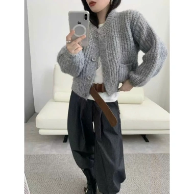 Áo khoác len nữ CARDIGAN 2 túi tay phồng dài, mẫu mới hot, cổ tròn, thời trang Hàn Quốc LAROSA – giá chỉ 199.000₫ 8 Áo khoác len nữ CARDIGAN 2 túi tay phồng dài, mẫu mới hot, cổ tròn, thời trang Hàn Quốc LAROSA – giá chỉ 199.000₫ 8