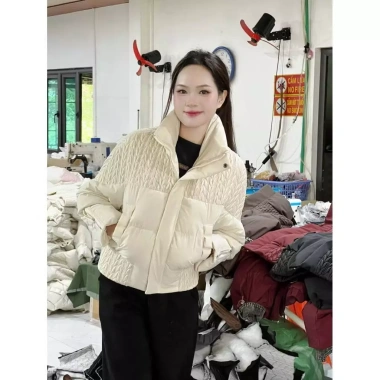 Áo Phao Nữ Trần Bông 3 Lớp Dày Dặn Cổ Trụ, Tay Khóa Kéo Bo – Độc Đáo Tôn Dáng, Giá 375k