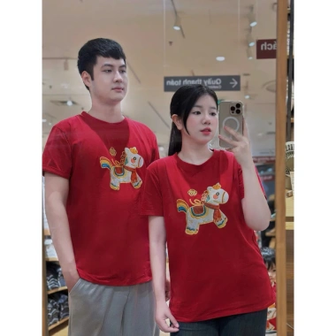Áo phông đỏ Ngựa đồng tiền vàng Tết 2.026 cho mẹ bé - Gia đình loại 1, giá 135k 2