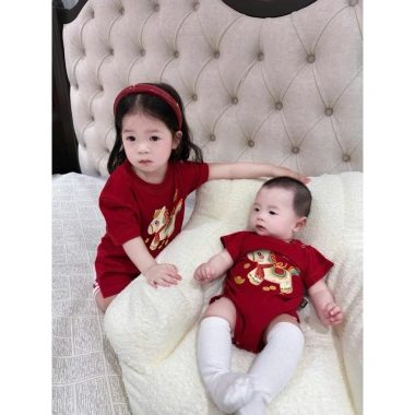 Áo phông đỏ Ngựa đồng tiền vàng Tết 2.026 cho mẹ bé - Gia đình loại 1, giá 135k 7