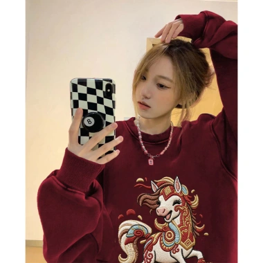 Áo sweater nữ đỏ mận unisex thu đông form rộng Năm Ngựa in hình áo tết fashion FOCUS 199k