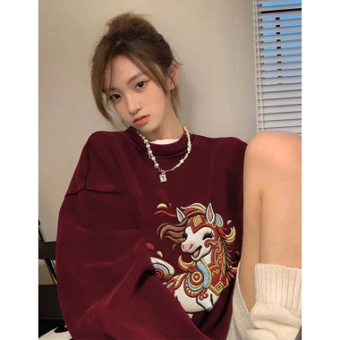 Áo sweater nữ đỏ mận unisex thu đông form rộng Năm Ngựa in hình áo tết fashion FOCUS 199k