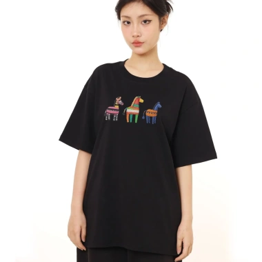 Áo Thun Tết 2.026 Form Rộng Cotton 230gsm In 3 Con Ngựa Giả Thêu Đặt Theo Yêu Cầu
