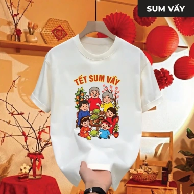 Áo Thun Tết 2.026 SUM VẦY Unisex Hạnh Phúc Cổ Tròn Vải CVC Cá Sấu Không Xù In Sắc Nét 6 Áo Thun Tết 2.026 SUM VẦY Unisex Hạnh Phúc Cổ Tròn Vải CVC Cá Sấu Không Xù In Sắc Nét 6