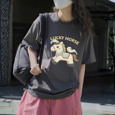 Áo thun unisex UX30-1.123 Tết 2.026 hình ngựa trắng Lucky Horse dáng oversized WETEE giá 205.000₫ 4 Áo thun unisex UX30-1.123 Tết 2.026 hình ngựa trắng Lucky Horse dáng oversized WETEE giá 205.000₫ 4