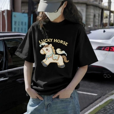 Áo thun unisex UX30-1.123 Tết 2.026 hình ngựa trắng Lucky Horse dáng oversized WETEE giá 205.000₫