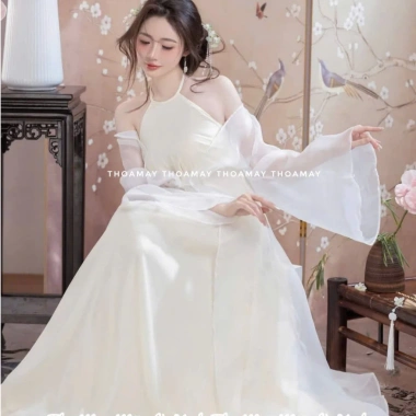Áo yếm lụa màu be ánh vàng họa tiết hoa sen – Đồ Tết sang trọng, giá 228.000 VNĐ