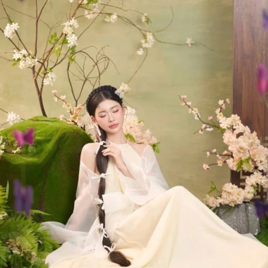 Áo yếm lụa màu be ánh vàng họa tiết hoa sen – Đồ Tết sang trọng, giá 228.000 VNĐ