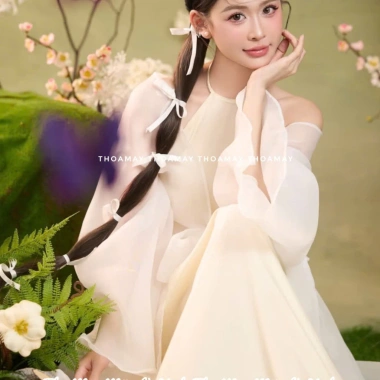 Áo yếm lụa màu be ánh vàng họa tiết hoa sen – Đồ Tết sang trọng, giá 228.000 VNĐ