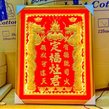 Bài Vị Ông Táo Dát Vàng 30x40 Khung Gỗ Vàng, Nền Đỏ, Đèn, 3 Hàng Chữ, Cao 38cm 2