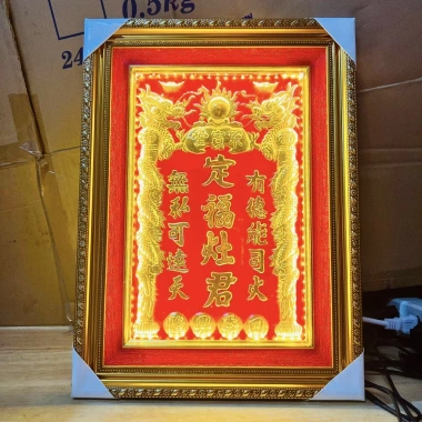 Bài Vị Ông Táo Đồng Khung Nhựa Vàng Nền Đỏ 37x27cm - Có Đèn/Không Đèn, Giá Ưu Đãi 350.000đ 3