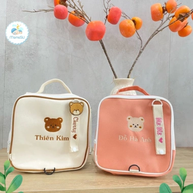 Balo thêu tên bé Hàn Quốc mẫu giáo, chống thất lạc, tặng gấu bông - Balo bỉm sữa