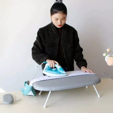Bàn để ủi quần áo chống bỏng gấp gọn tiện lợi, mini có đệm tay - Giá 199.000đ