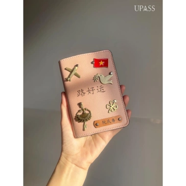 Bao da hộ chiếu khắc chữ theo yêu cầu và đính charm thời trang, giá ưu đãi 170.000 VND
