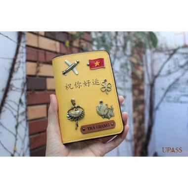 Bao da hộ chiếu khắc chữ theo yêu cầu và đính charm thời trang, giá ưu đãi 170.000 VND 4 Bao da hộ chiếu khắc chữ theo yêu cầu và đính charm thời trang, giá ưu đãi 170.000 VND 4