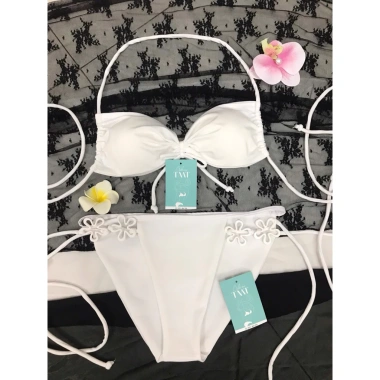 Bikini áo tắm hai mảnh ngang, quần kèm phụ kiện hoa chấm nổi - Giá 45.820₫