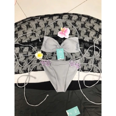Bikini áo tắm hai mảnh ngang, quần kèm phụ kiện hoa chấm nổi - Giá 45.820₫