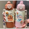Bình giữ nhiệt Happy 500ml cho bé đi học - Họa tiết động vật 3D, dây đeo, cốc dưới đáy, giảm giá 135k