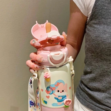 Bình giữ nhiệt Happy 500ml cho bé đi học - Họa tiết động vật 3D, dây đeo, cốc dưới đáy, giảm giá 135k 3