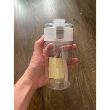 Bình nhựa Muji cao cấp trong suốt, nắp chống tràn + quai silicone – giá chỉ 30.000₫