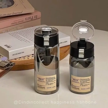 Bình nhựa ZADU Muji trong suốt 350ml 550ml 800ml – cao cấp, nắp chống tràn, quai silicone – 55.000 VND