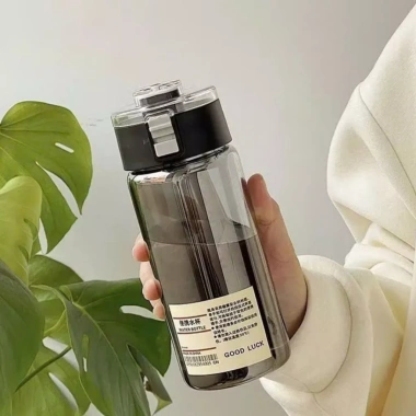 Bình nhựa ZADU Muji trong suốt 350ml 550ml 800ml – cao cấp, nắp chống tràn, quai silicone – 55.000 VND