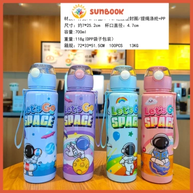 Bình Nước Nhựa 700ml Ống Hút Quay Xách Họa Tiết Phi Hành Gia 59.000 VND Bé Đi Học Du Lịch