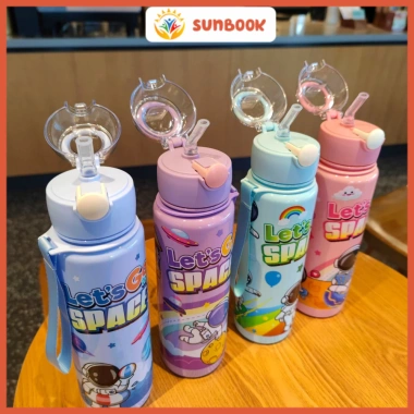 Bình Nước Nhựa 700ml Ống Hút Quay Xách Họa Tiết Phi Hành Gia 59.000 VND Bé Đi Học Du Lịch