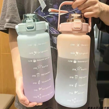 Bình Nước Tập Gym 2L Dễ Thương - Vạch Báo Giờ Uống, Kèm Sticker Độc Đáo, Giá Ưu Đãi 72.900₫