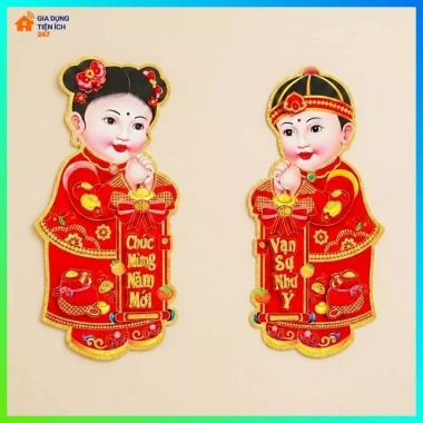 Bộ 2 Hình Dán Cửa 3D Bé Trai Bé Gái Cầm Liễng Đỏ Nhung – Trang Trí Tết 25x55cm 3