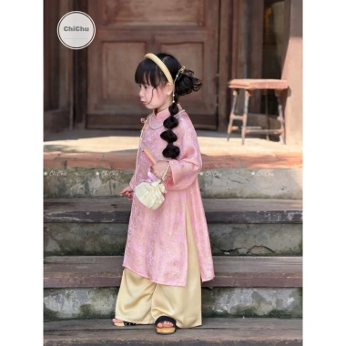 Bộ 3 chi tiết áo dài lụa bé gái - 2 tà, quần lụa, mấn hồng nhạt ánh kim - Đồ chơi & mặc Tết giá ưu đãi 200.000₫ 2 Bộ 3 chi tiết áo dài lụa bé gái - 2 tà, quần lụa, mấn hồng nhạt ánh kim - Đồ chơi & mặc Tết giá ưu đãi 200.000₫ 2