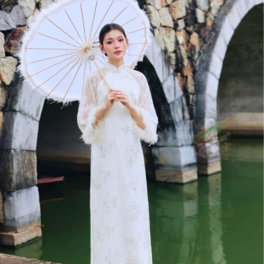 Bộ Áo Dài Ren Hoa Thêu Nổi Tay Áo Lông Vũ Tiểu Thư ALITRA - 2.45 triệu Tết 2.026 3 Bộ Áo Dài Ren Hoa Thêu Nổi Tay Áo Lông Vũ Tiểu Thư ALITRA - 2.45 triệu Tết 2.026 3