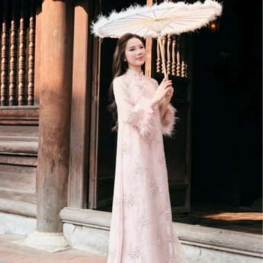 Bộ Áo Dài Ren Hoa Thêu Nổi Tay Áo Lông Vũ Tiểu Thư ALITRA - 2.45 triệu Tết 2.026