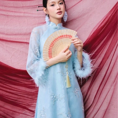 Bộ Áo Dài Ren Hoa Thêu Nổi Tay Áo Lông Vũ Tiểu Thư ALITRA - 2.45 triệu Tết 2.026