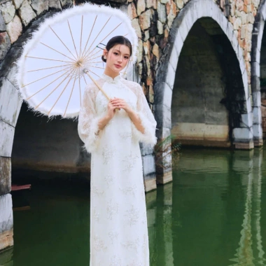 Bộ Áo Dài Ren Hoa Thêu Nổi Tay Áo Lông Vũ Tiểu Thư ALITRA - 2.45 triệu Tết 2.026 10 Bộ Áo Dài Ren Hoa Thêu Nổi Tay Áo Lông Vũ Tiểu Thư ALITRA - 2.45 triệu Tết 2.026 10