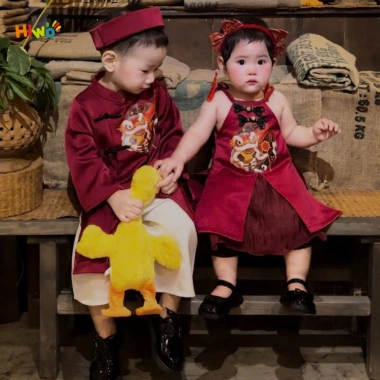 Bộ áo nam cách tân xẻ tà rồng, kèm khăn lụa mềm, giá 179k, phù hợp Tết chụp ảnh