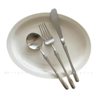 Bộ dao nĩa retro thép không gỉ 304 cao cấp, tinh tế - phù hợp bít tết, tráng miệng, giảm 108.900₫ 5 Bộ dao nĩa retro thép không gỉ 304 cao cấp, tinh tế - phù hợp bít tết, tráng miệng, giảm 108.900₫ 5
